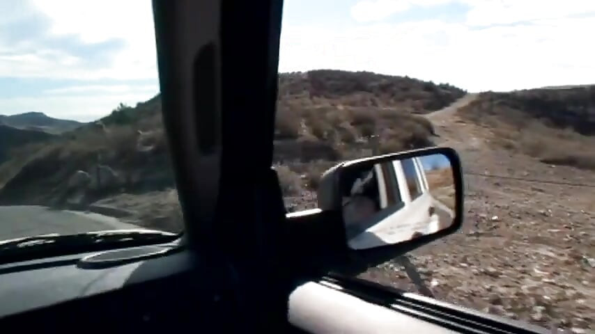 Σαγηνευτικό μωρό ρουφάει σκληρό πούτσο στο αυτοκίνητο