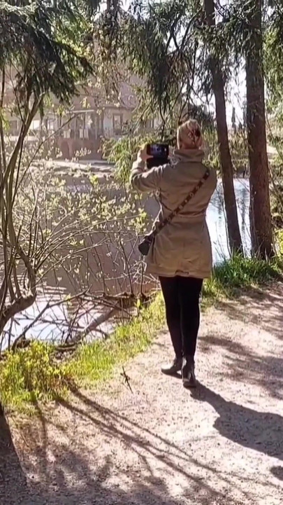 Soția blondă matură se bucură de fetișul pentru picioare