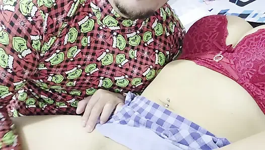 Шаловливый сюрприз отчима: подарить падчерице новую игрушку и тестировать ее вместе, пока дома одна