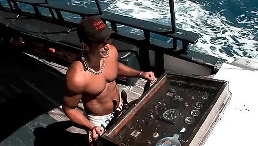 Sürtük üçlü grup seks yatta yelkencilikle sikişiyor