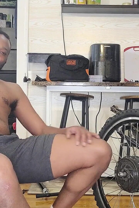 Kennie Jai ซ่อมจักรยานแก้ผ้า ดูควยใหญ่สวิงกิ้งนั่น!