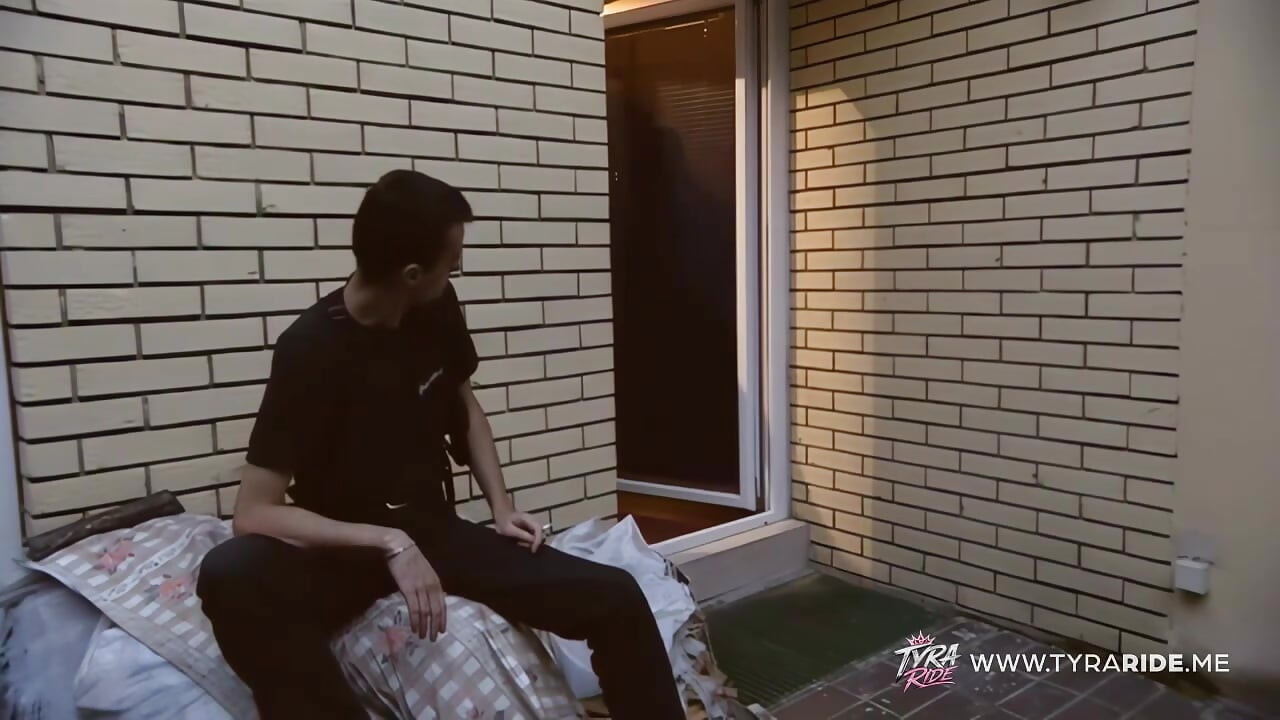 穿着黑色礼服和丝袜的红发女郎吹箫并得到