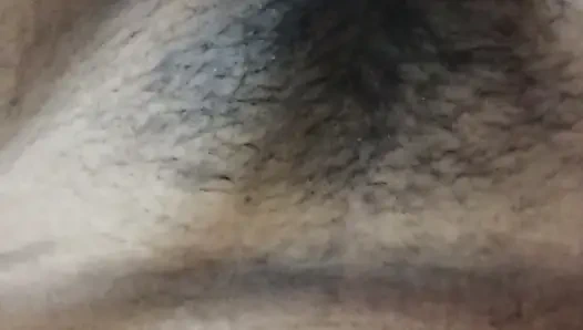 Büyük memeli kaltak kendisiyle oynuyor ve salatalık ile kendini sikiyor