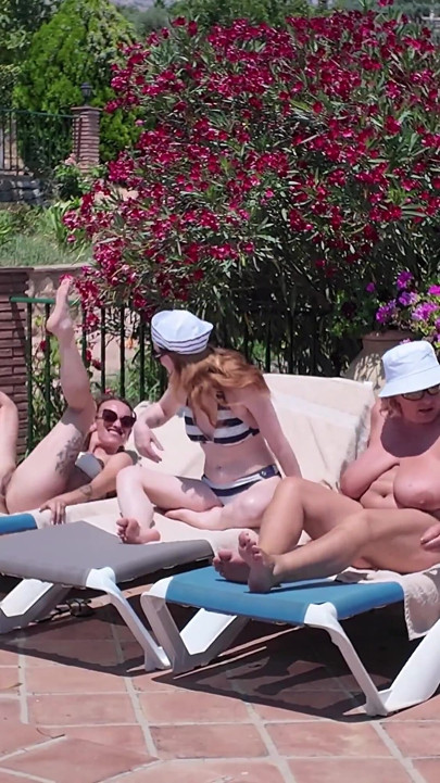 Mogna swingers semester poolsidan omvänd gruppknull