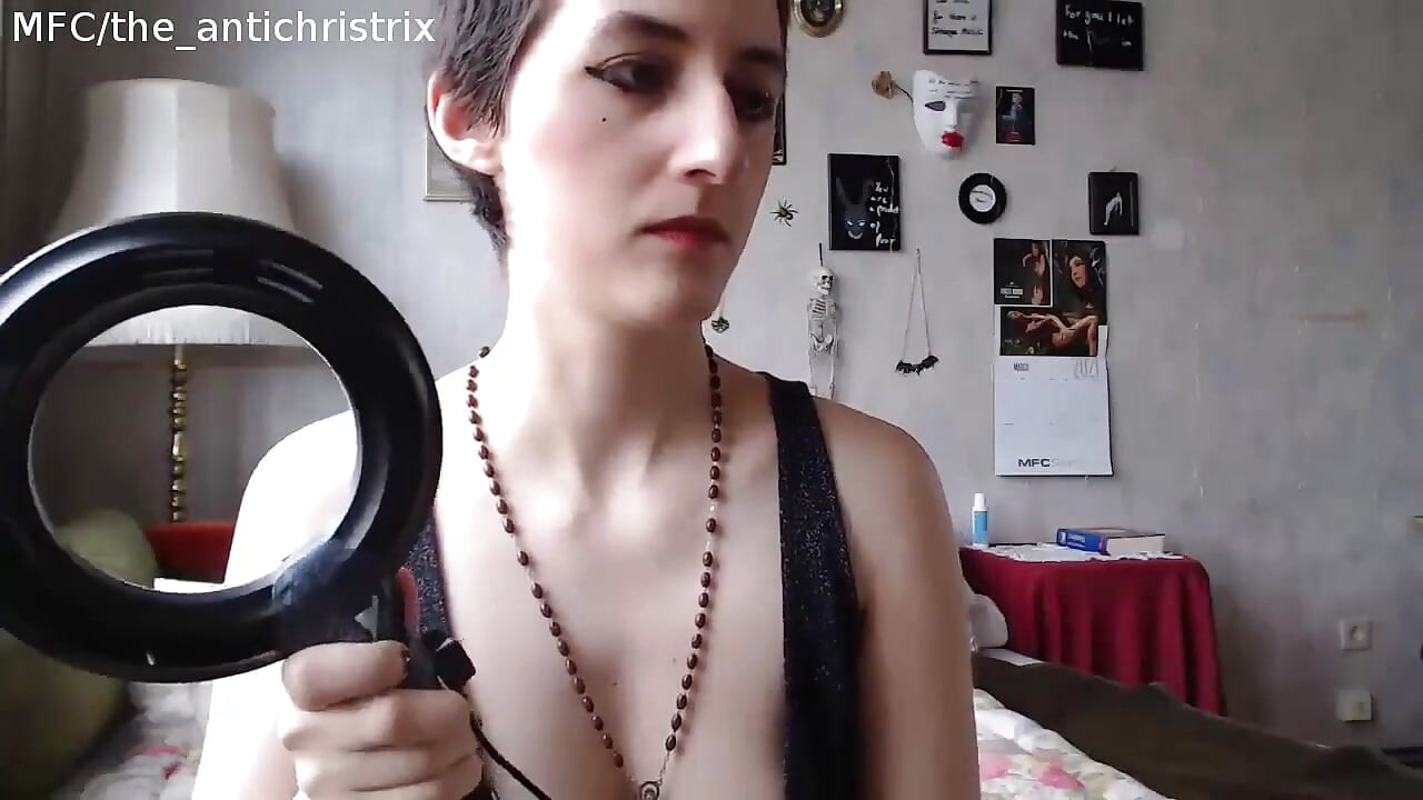 Seksi korse ve uyluk yükseklerini deniyor