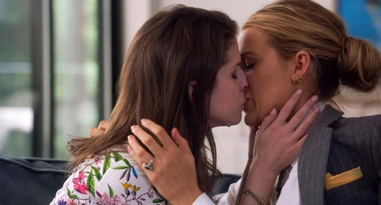 Anna Kendrick & Blake Lively Lesbo Kiss on ScandalPlanet.Com