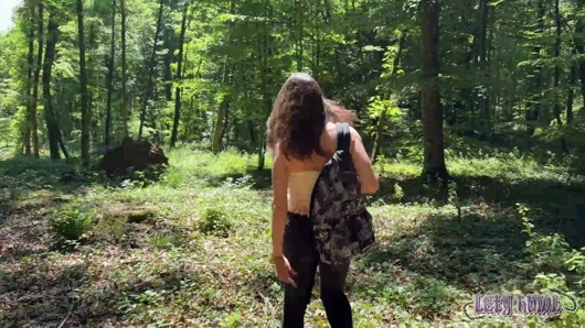 Masturbasi Anal Liar Di Hutan