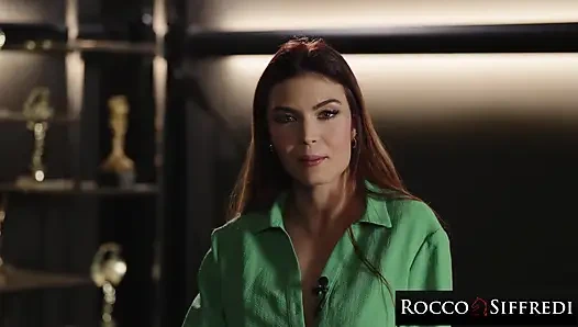 ROCCO sIFFREDI - heißes schätzchen nimmt anales hämmern von einem chef mit riesigen schwänzen