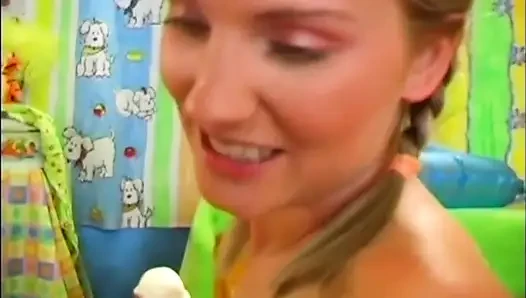 Zwei geile lesbische teens spielen mit einem doppeldildo in ihrer muschi