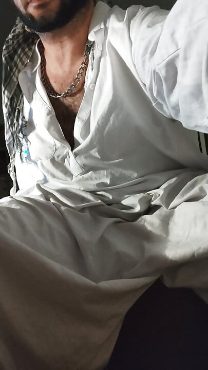 Dirtyjunkbro mengenakan pakaian Afghanistan, kaus kaki dek kencing dan minum kencing