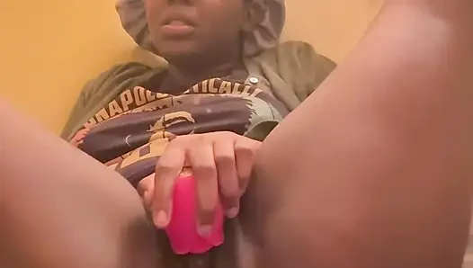 HORNY BLACK ONLYFANS MODEL AFTER PISSING DOES A SOLO SCENE IN THE BATHROOM DILDOING HER CREAMY, PRETTY AND HAIRY PUSSY !