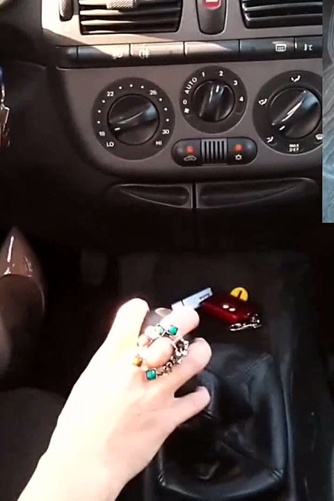 Dirigindo sensualmente descalça usando scarpins Gianvito Rossi e masturbando o câmbio do carro