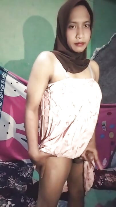 Beautiful Hijab Transvestite Masturbates Alone
