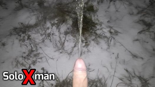 Young dick pees in the snow for the first time - SoloXman