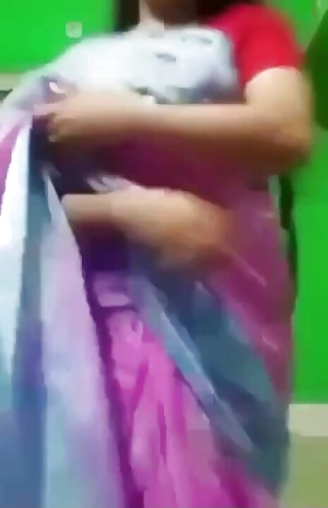 Une Fille Desi Change De Sari Et Montre Ses Seins