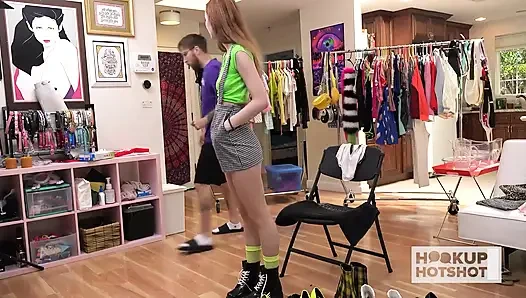 За кулисами - жадная до спермы Меган Уиверс умоляет, чтобы ее трахнул случайный мужик!