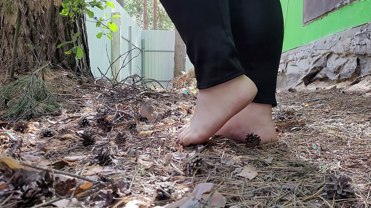 Massage dirty feet with spruce cones