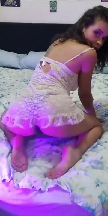 친구의 침대에서 젖고 자위하는 핫한 라틴계 여자