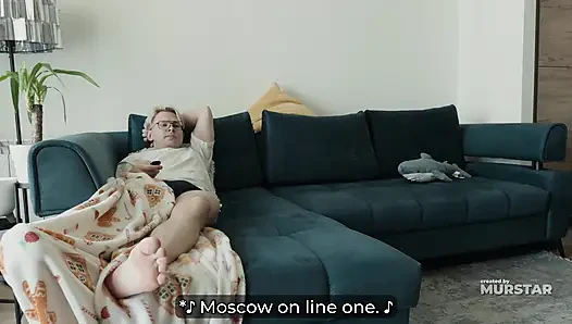 Мачеха с огромными сиськами делит кровать с пасынок в сердце Peignoir и получает сперму на ее массивную задницу после секса с ложкой