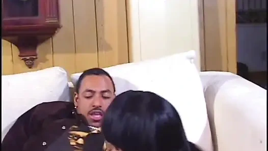 Gadis kulit hitam toket besar seksi di kontol hitam besar