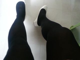 Білі лаковані туфлі з чорними колготками