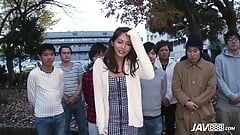 Nozomi Aso कई पुरुषों को चोदते हुए बारी-बारी से लेती है
