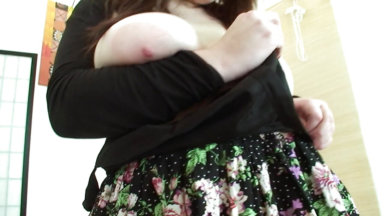 Καυτή πουτάνα καβαλάει έναν μεγάλο πούτσο αφού τον ρουφάει δυνατά στον καναπέ