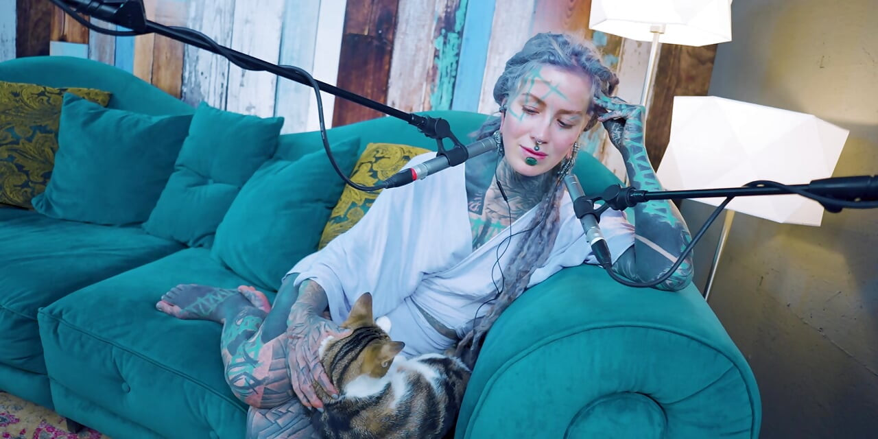 Jeg taler om E - Empati - ASMR podcast SFW taler goth tynd pige dreadlocks tatovering model blæk pige