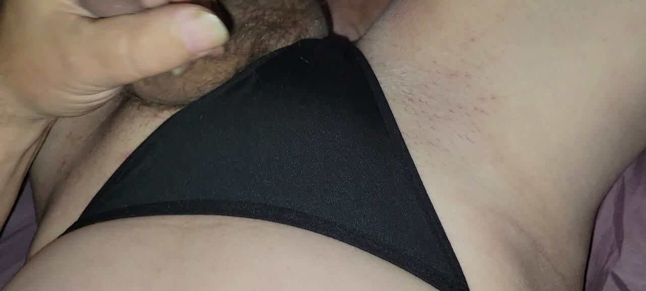 Schwarzer Tanga masturbiert