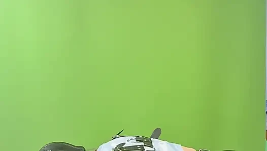 Dildo ile gırtlağına kadar alıyor ve gırtlağına kadar alıyor
