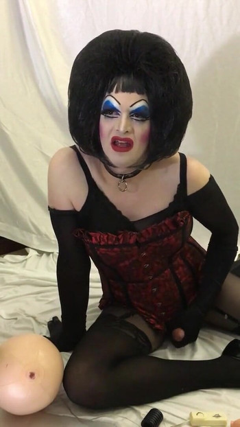 浓妆荡妇乞求精液 | 短片 1