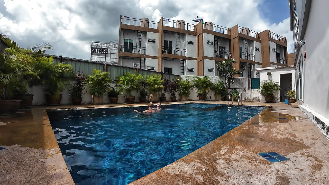 Hamen apne sviming pool men khelte hue dekhen