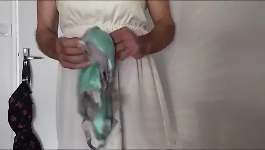 Hofredo'nun küçük seksi elbisesi.