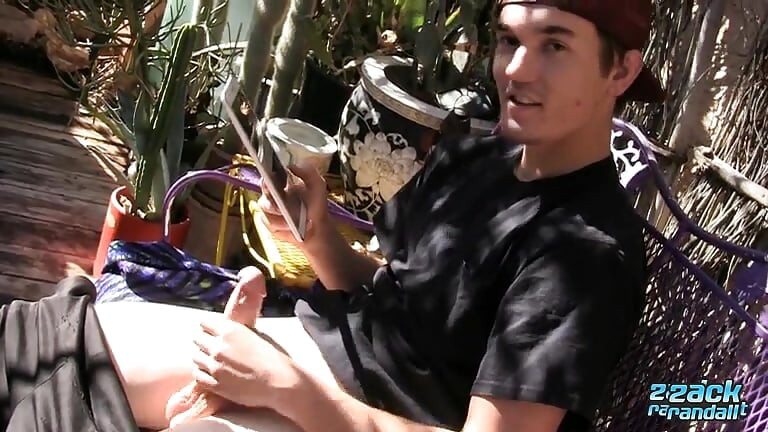 ZackRandall красивый Лукас Дэниелс наслаждается горячим соло-моментом под солнцем