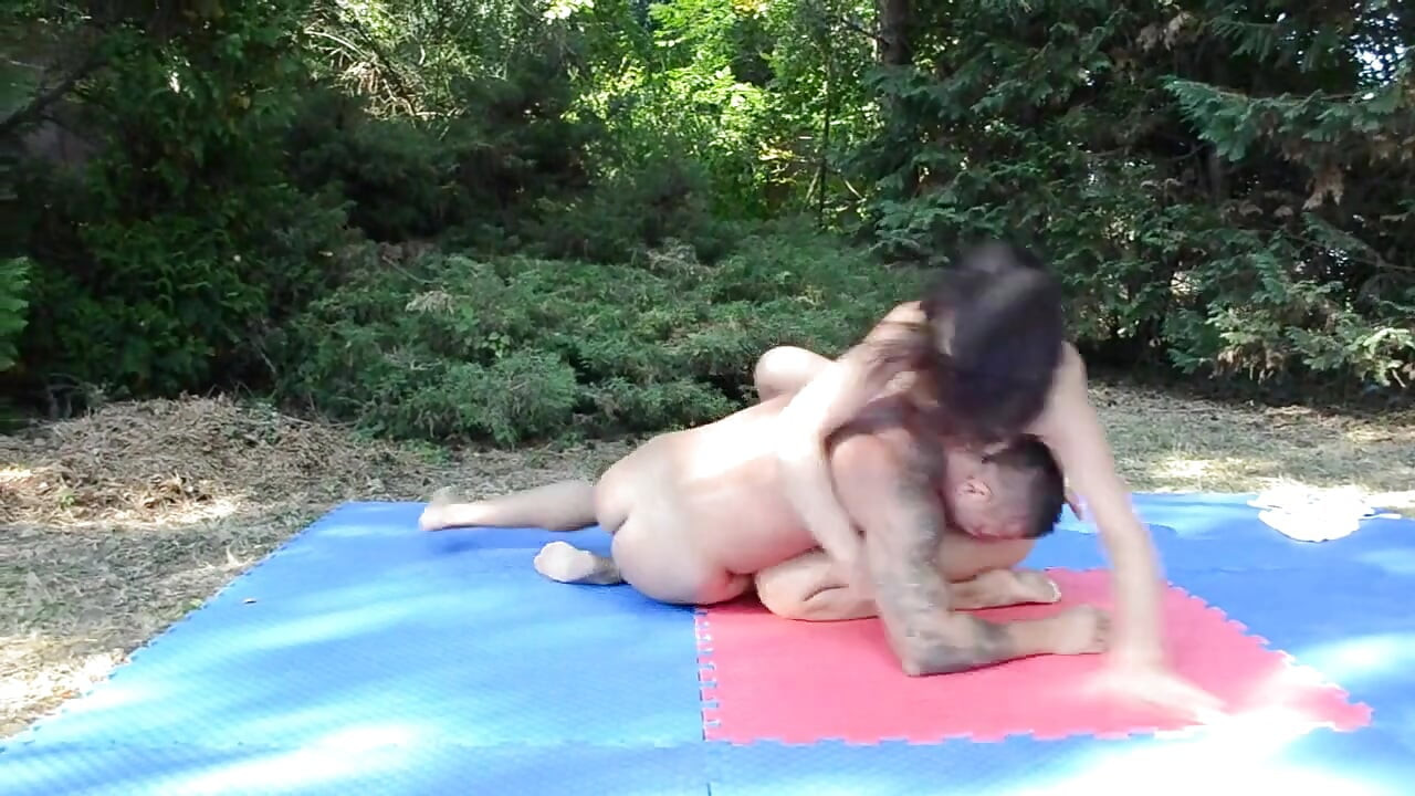 Nach dem wrestling-training gibt ihm das heiße brünette schätzchen erstaunlichen handjob