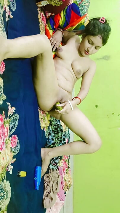 A garota está se divertindo com seu corpo.