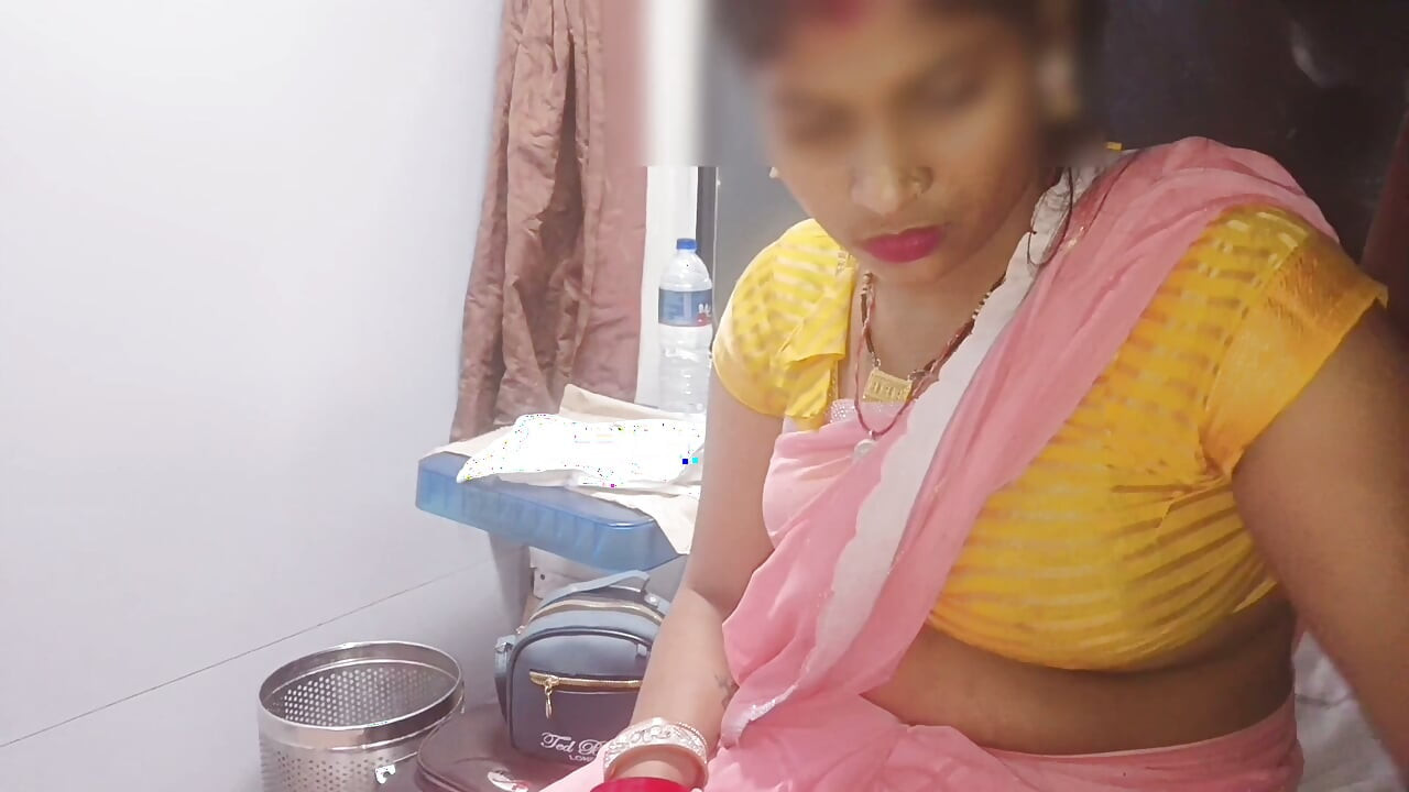 Sister-in-law sucked brother-in-law's cock on the train and took out water from brother-in-law's penis for the first time in a moving train.