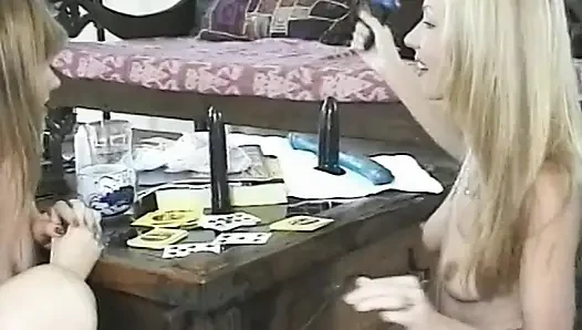 Горячая крошка-блондинка пальцами и мастурбирует игрушкой до взрывоопасных оргазмов