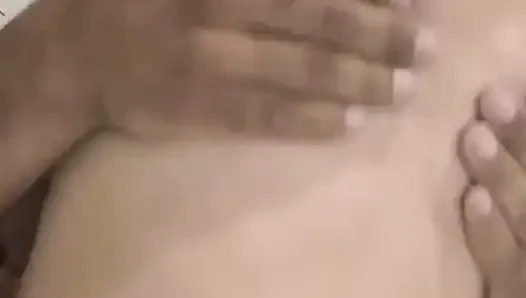 Cewek semok latina rambut cokelat lagi asik seks anal