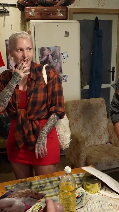 Sie schließt sich ihrem Ehemann und seinen Freunden an (monstercockGang) | Clip 1