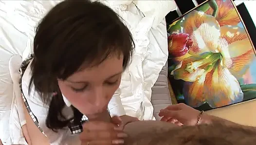 Güzel üniversiteli kız göt deliğini siktiriyor