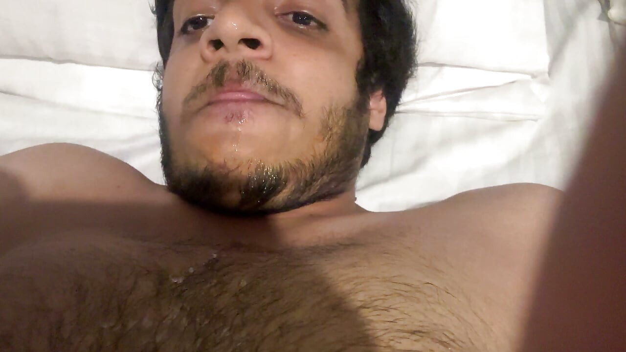 털 많은 시시 틴이 셀프 페이셜로 자위하는 장면