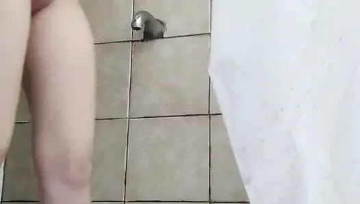 Aku lagi asik mandi bareng muncrat di awal untuk relaksasi