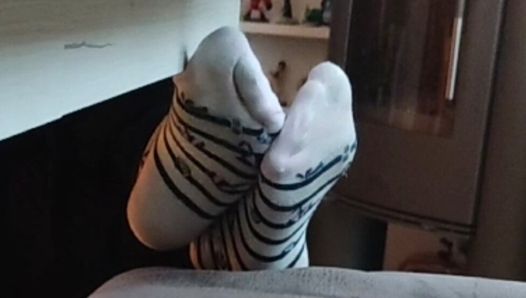 Footplay 19 -jarige tiener zachte sokken voeten onder tabletzolen oppas