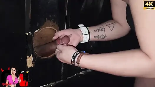 Istri Yang Rakus Akan Hitam Tidak Bisa Menahan Diri Untuk Memberikan Pantatnya Kepada Pemakan Di Gloryhole.