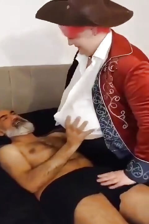 Regina piratului cu țâțe mari are parte de o pulă mare