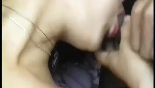 Azgın hatun sıkı deliklerinin büyük biseksüel direkler tarafından çifte delinmesinde eğleniyor