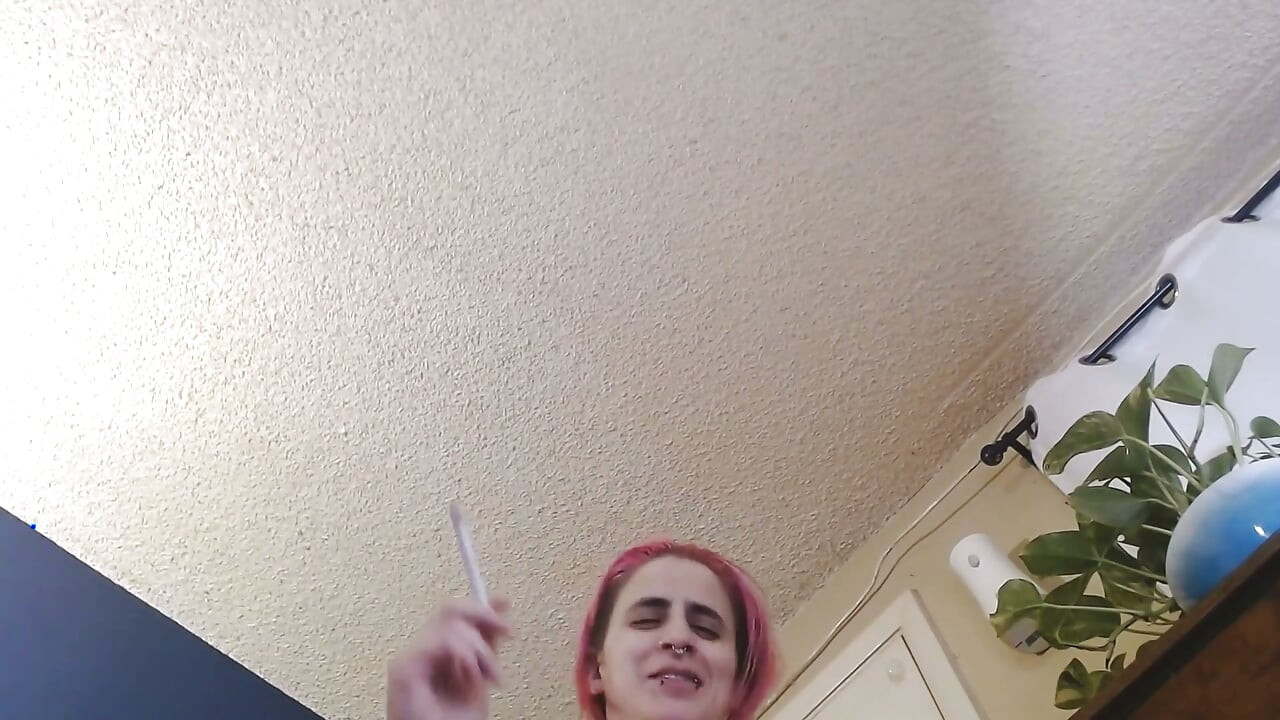 艾比抽烟的艾比一点一点地走