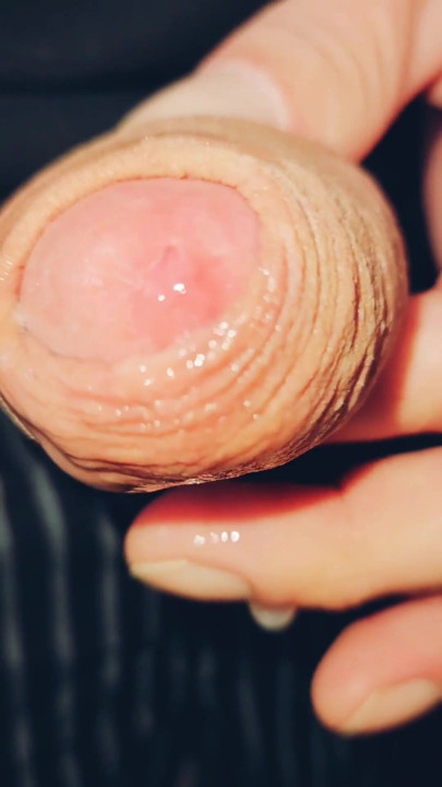 Pria sange yang belum disunat lagi asik mainin kulup panjangnya sampai muncrat | Klip 3