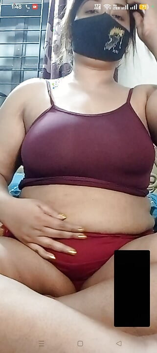 Desi bhabhi showing body on video call.